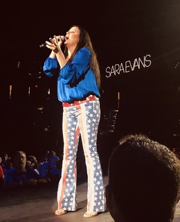 Sara Evans feet photo thumbnail
