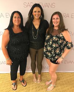 Sara Evans feet photo thumbnail