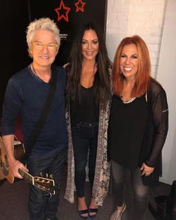Sara Evans feet photo thumbnail