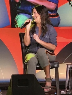 Sara Evans feet photo thumbnail