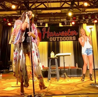 Sara Evans feet photo thumbnail