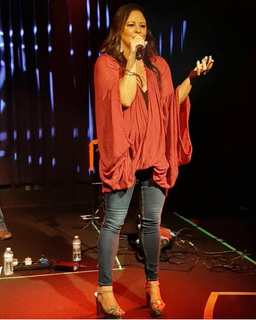 Sara Evans feet photo thumbnail