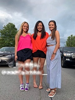 Sara Evans feet photo thumbnail