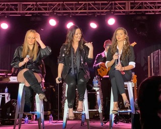 Sara Evans feet photo thumbnail