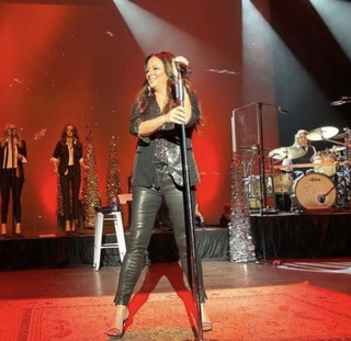 Sara Evans feet photo thumbnail