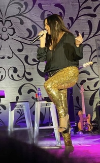 Sara Evans feet photo thumbnail