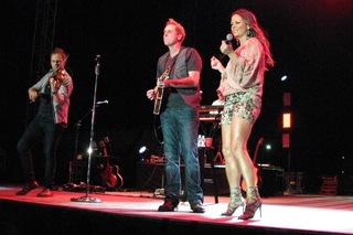 Sara Evans feet photo thumbnail