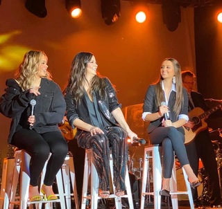 Sara Evans feet photo thumbnail