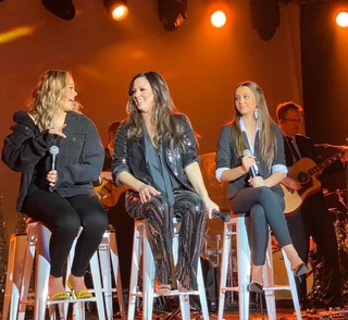 Sara Evans feet photo thumbnail