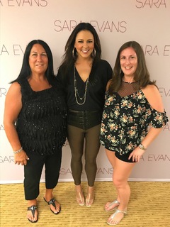 Sara Evans feet photo thumbnail