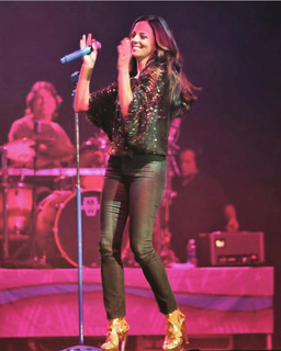 Sara Evans feet photo thumbnail