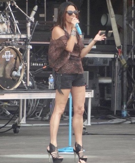 Sara Evans feet photo thumbnail