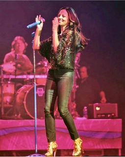 Sara Evans feet photo thumbnail
