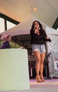 Sara Evans feet photo thumbnail