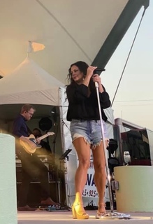 Sara Evans feet photo thumbnail