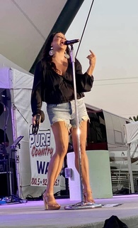 Sara Evans feet photo thumbnail