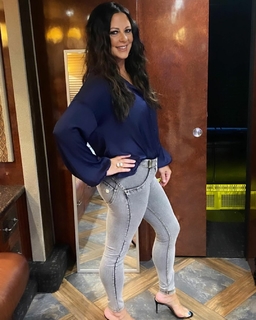 Sara Evans feet photo thumbnail