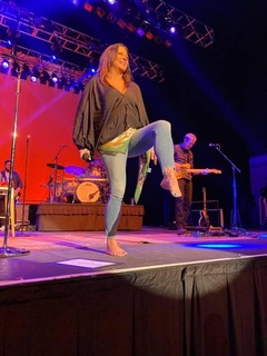 Sara Evans feet photo thumbnail