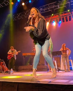 Sara Evans feet photo thumbnail