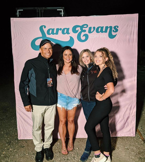 Sara Evans feet photo thumbnail