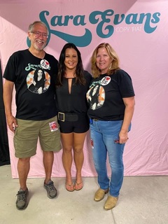 Sara Evans feet photo thumbnail