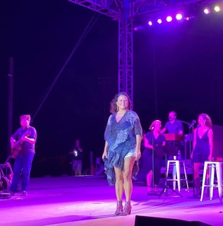 Sara Evans feet photo thumbnail
