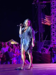 Sara Evans feet photo thumbnail