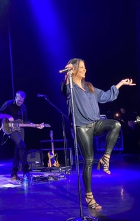Sara Evans feet photo thumbnail