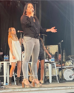 Sara Evans feet photo thumbnail