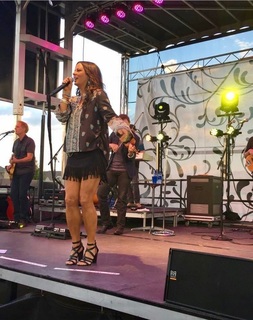 Sara Evans feet photo thumbnail
