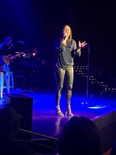 Sara Evans feet photo thumbnail