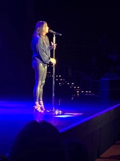 Sara Evans feet photo thumbnail