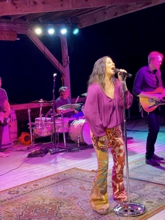 Sara Evans feet photo thumbnail