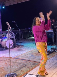 Sara Evans feet photo thumbnail