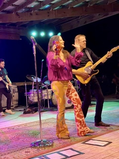 Sara Evans feet photo thumbnail