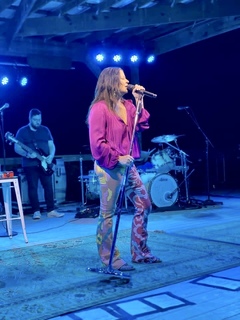 Sara Evans feet photo thumbnail