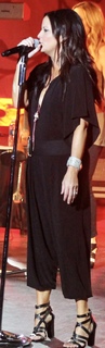 Sara Evans feet photo thumbnail