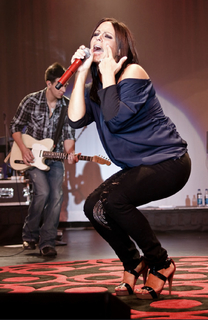 Sara Evans feet photo thumbnail