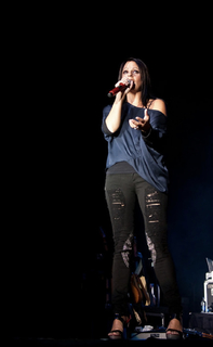 Sara Evans feet photo thumbnail