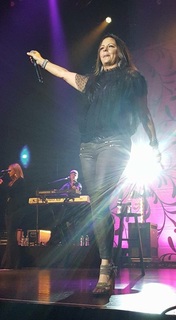 Sara Evans feet photo thumbnail