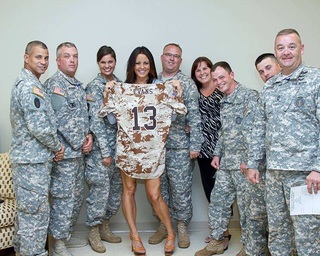 Sara Evans feet photo thumbnail