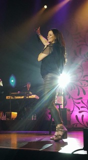 Sara Evans feet photo thumbnail