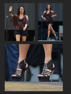 Sara Evans feet photo thumbnail