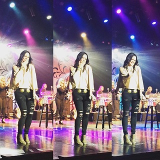 Sara Evans feet photo thumbnail