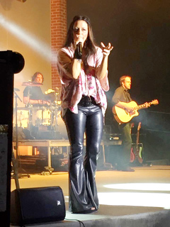 Sara Evans feet photo thumbnail