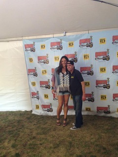 Sara Evans feet photo thumbnail