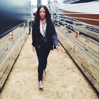 Sara Evans feet photo thumbnail