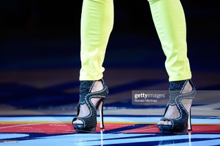 Sara Evans feet photo thumbnail