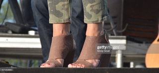 Sara Evans feet photo thumbnail