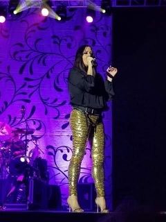 Sara Evans feet photo thumbnail